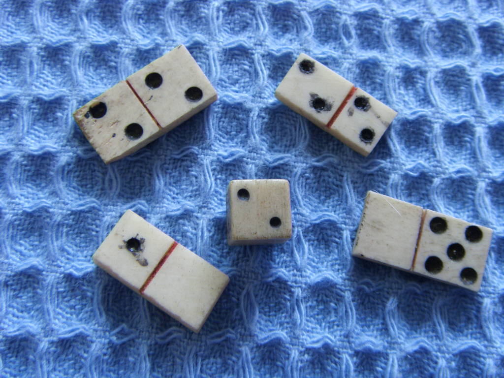 EARLY BONE DOMINOES AND DICE OF TYPE MADE BY PRISONER OF WAR ON WARSHIPS